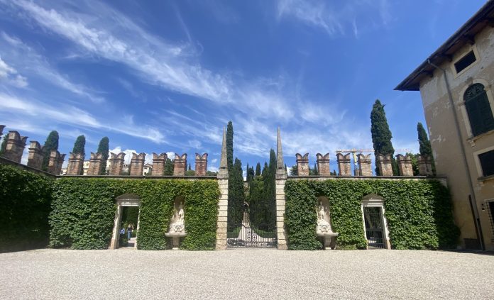 Il cortile d’onore di Giardino Giusti.