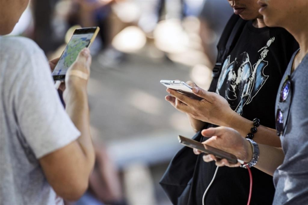 Giovani al telefono.