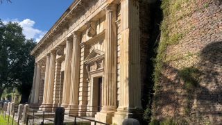 Porta Palio, fatta erigere attorno alla metà del XVI secolo, coniugando eccellentemente insieme le esigenze belliche con una sapiente ricerca architettonica rinascimentale, è da molti ritenuta il più grande capolavoro del famoso architetto veronese Michele Sanmicheli.@alylanza descrive la bellezza e la maestosità di questo manufatto nel servizio video da lei confezionato.#portapalio #verona #michelesanmicheli #architettura