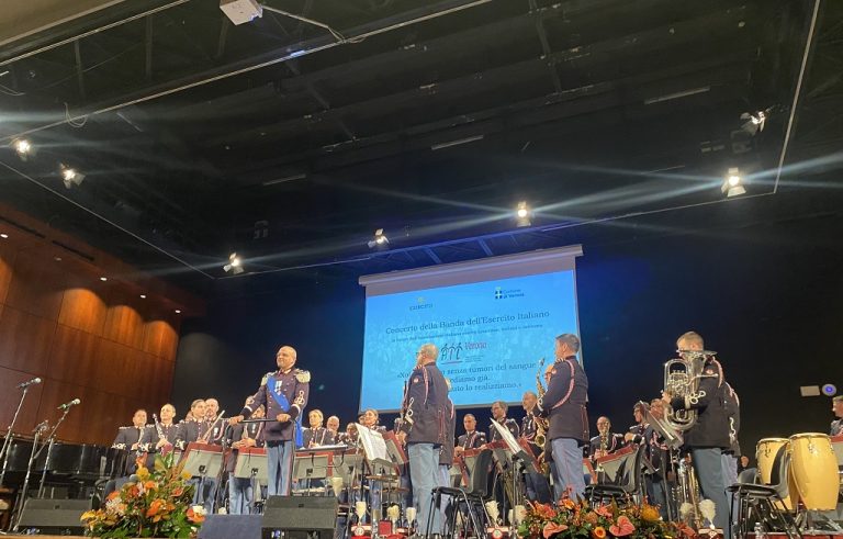La banda dell'esercito sul palco della Gran Guardia.