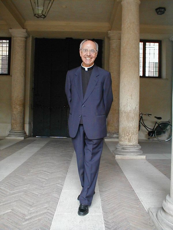 immagine di Don Ferdinando Rancan in piedi - Opus Dei