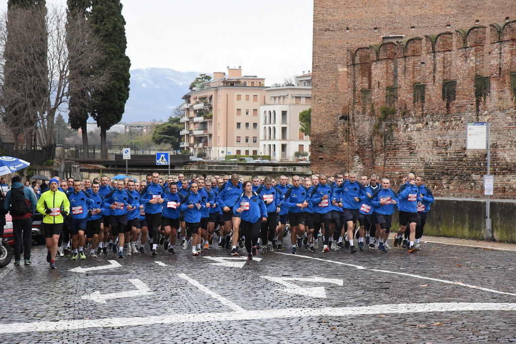 I volontari nei pressi di Castelvecchio durante la Marcia del Giocattolo