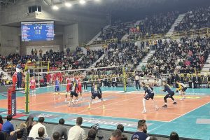 Immagine che mostra gli atleti di Rana Verona in ricezione durante lo scontro contro Piacenza