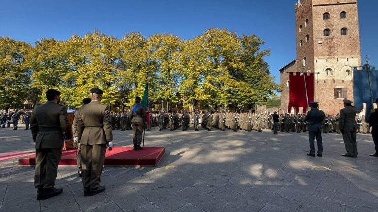 Un'immagine che ritrae il momento del giuramento alla Patria dei militari.