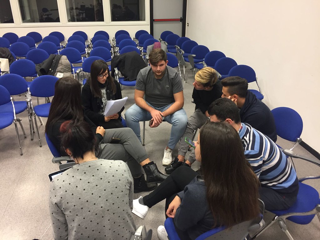 Riunione di ragazzi all'evento del Job&Orienta durante un'attività.