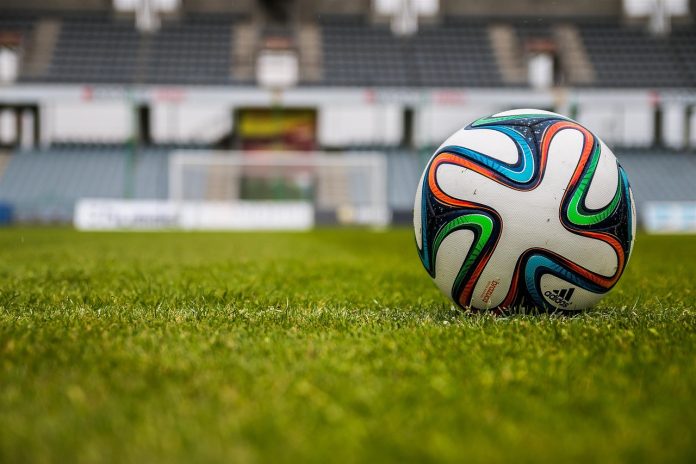 Foto di un pallone da calcio Adidas su terreno gioco di uno stadio