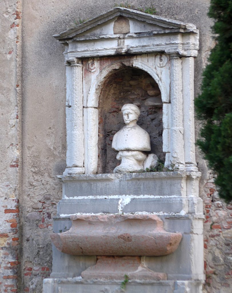 Immagine del busto di Tommaso Da Vico: veronese creatore della tradizione del Papà del Gnoco di Carnevale