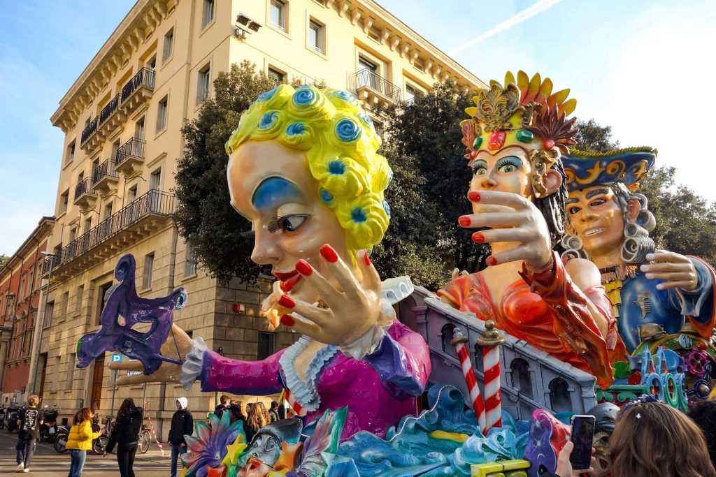 Immagine di un carro carnevalesco a Verona, adornato da figure divertenti e colorate
