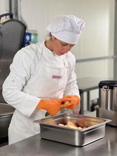 Erica Fontana durante la realizzazione di un prodotto nel laboratorio di trasformazione