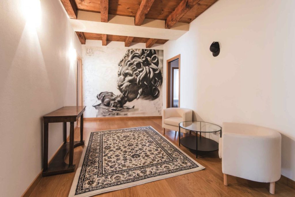 Interno di una casa con una raffigurazione classica, di un leone da EyeLab Goodwall Studio, presa dal sito ufficiale