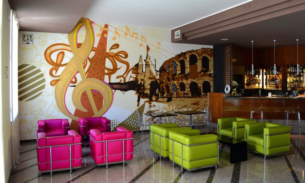 Interno di un bar con L'Arena di Verona, da EyeLab Goodwall Studio, immagine presa dal loro sito ufficiale