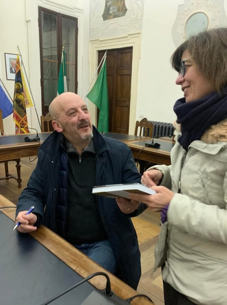 Francesco Barilli consegna il libro con dentro una sua dedica