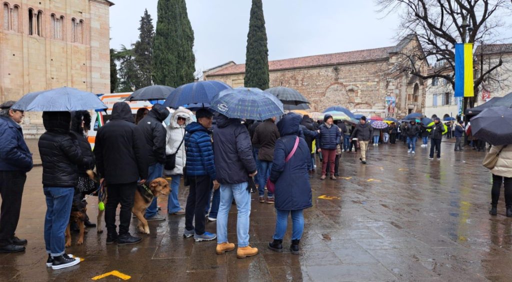 Coda in Piazza San Zeno