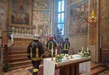 Incendio nella chiesa di San Nazaro e Celso: distrutto il presepe, timori per le opere d’arte