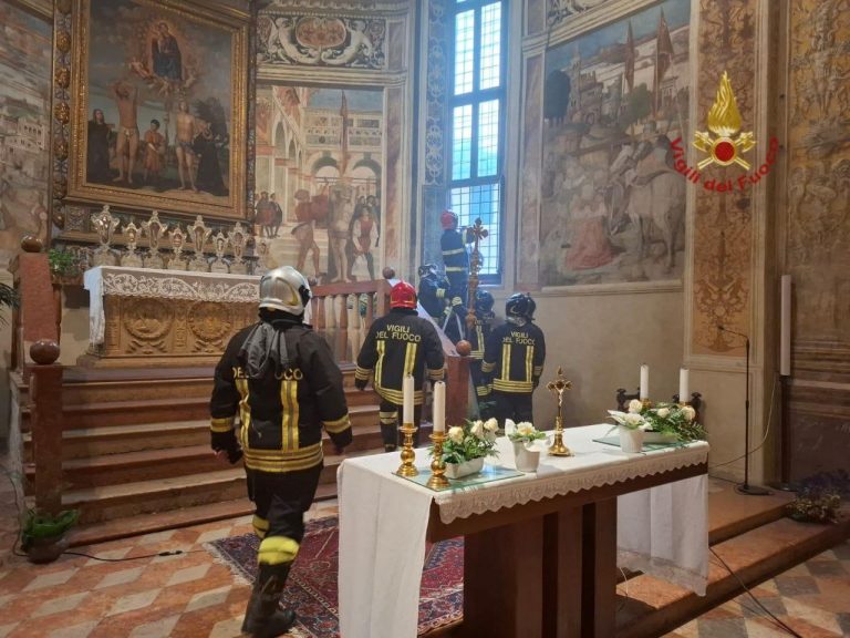 Incendio nella chiesa di San Nazaro e Celso: distrutto il presepe, timori per le opere d’arte