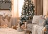 Com’è nata la tradizione dell’albero di Natale? Immagine moderna di un salotto assorto in una calorosa atmosfera natalizia resa speciale da un ben decorato albero di Natale. Da Mondoviro