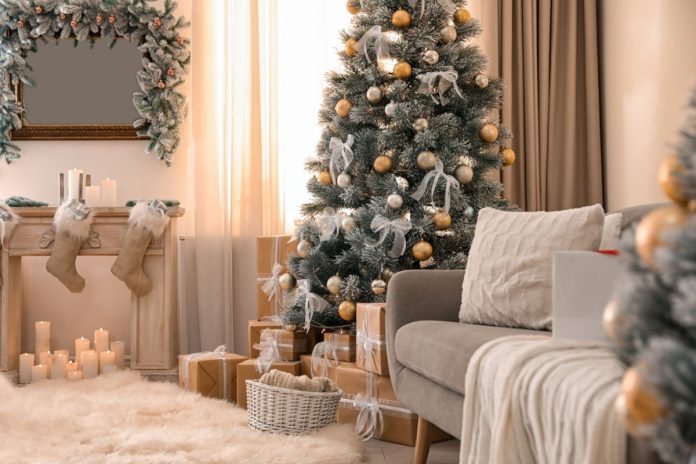 Immagine di un moderno salotto dall’aria natalizia Da Mondoviro Immagine moderna di un salotto assorto in una calorosa atmosfera natalizia resa speciale da un ben decorato albero di Natale. Da Mondoviro
