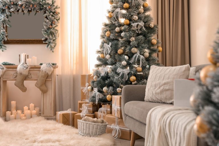 Immagine moderna di un salotto assorto in una calorosa atmosfera natalizia resa speciale da un ben decorato albero di Natale. Da Mondoviro