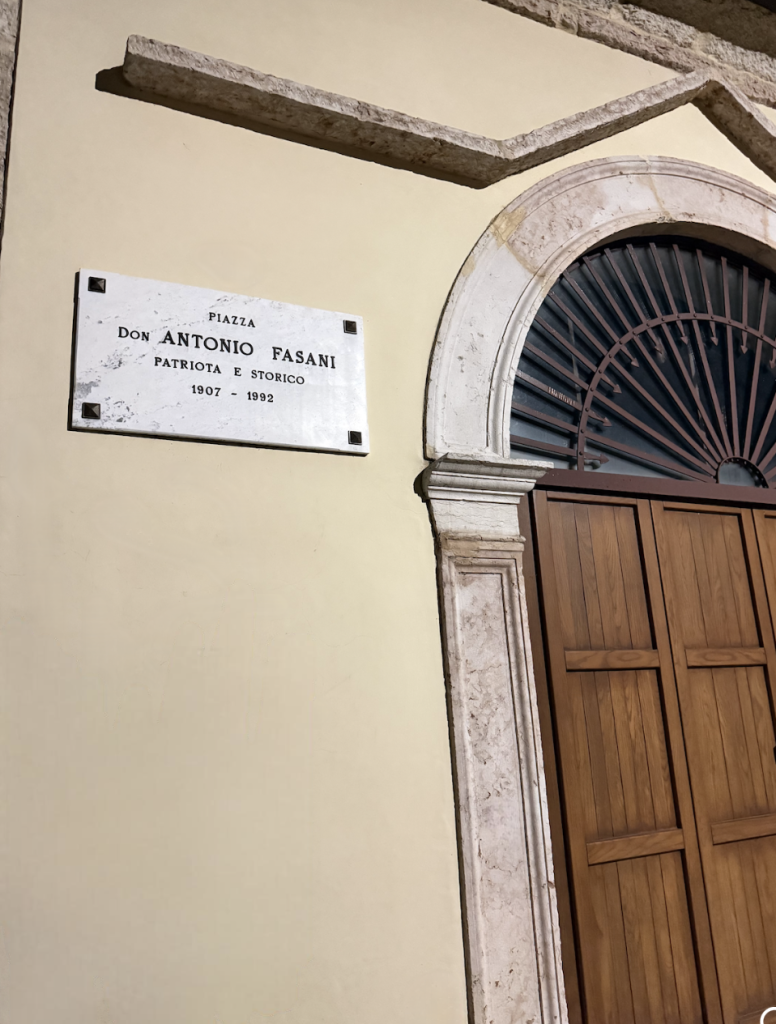 Immagine della targa commemorativa dedicata a Don Antonio Fasani. Luogo: Lughezzano