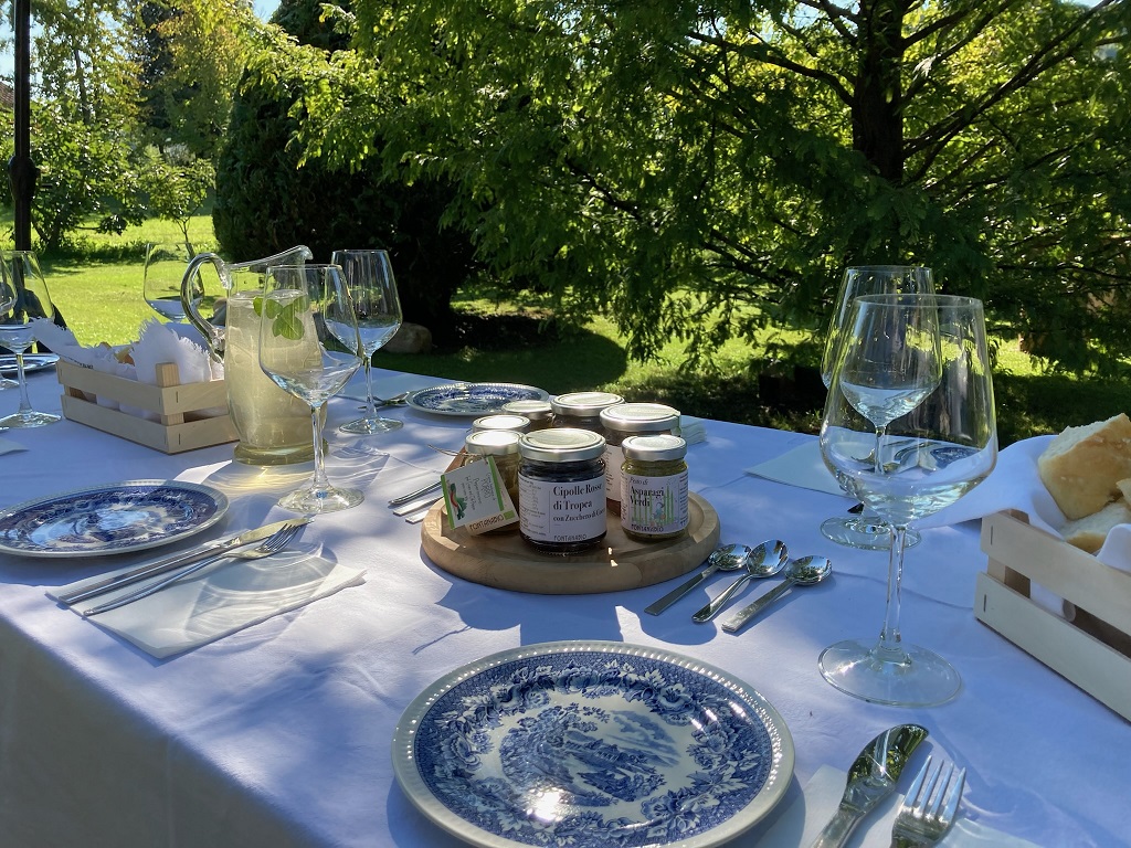 Scorcio di una tavola immersa nella natura apparecchiata con prodotti dell'azienda FontanaBio