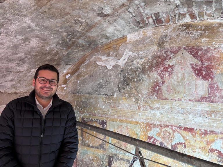 Il sindaco di Soave, Matteo Pressi, con l'affresco all'interno della torre della Torricella. Fonte: l'Arena