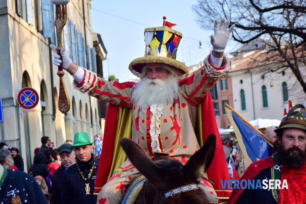 Immagine del "Papà del Gnoco" durante la sfilata del 2024. Fonte: Veronasera