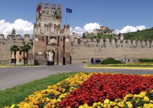 Vista delle mura del castello di Soave dal centro del paese