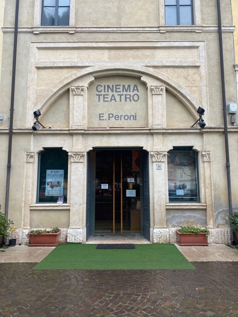 La facciata esterna del Cineteatro Peroni