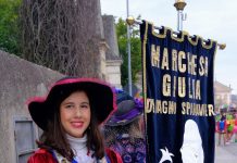 Isolalta in festa per il Carnevale 2025 Alice Turrini, mascotte del comitato "Marchesa Giulia", con lo stendardo