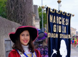 Isolalta in festa per il Carnevale 2025 Alice Turrini, mascotte del comitato "Marchesa Giulia", con lo stendardo