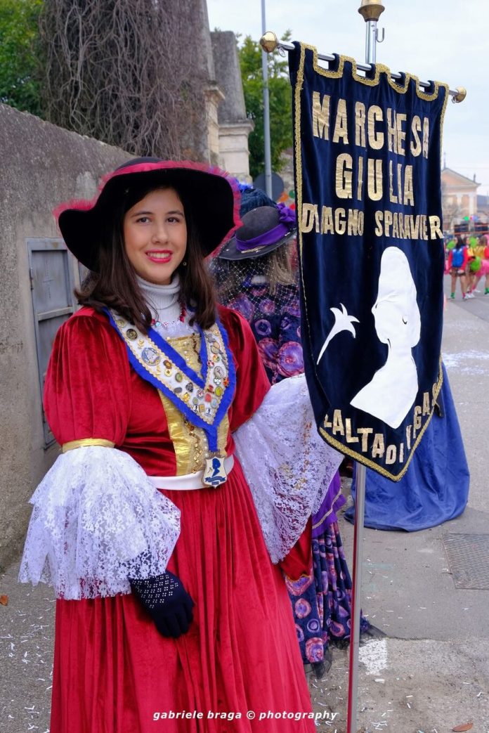 Alice Turrini, mascotte del comitato "Marchesa Giulia", con lo stendardo