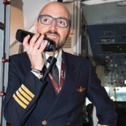 I comandante di Volotea Emanuele Albertini in cabina di pilotaggio mentre sta parlando ai passeggeri tramite il citofono