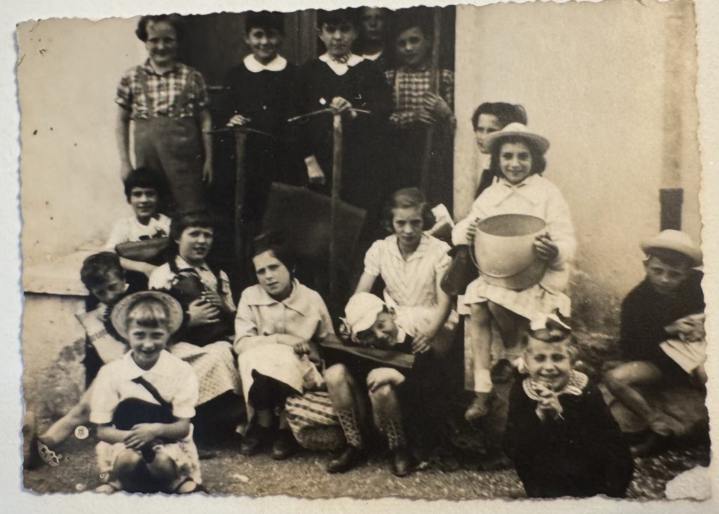 Immagine di alcuni bambini alla scuola di Lughezzano