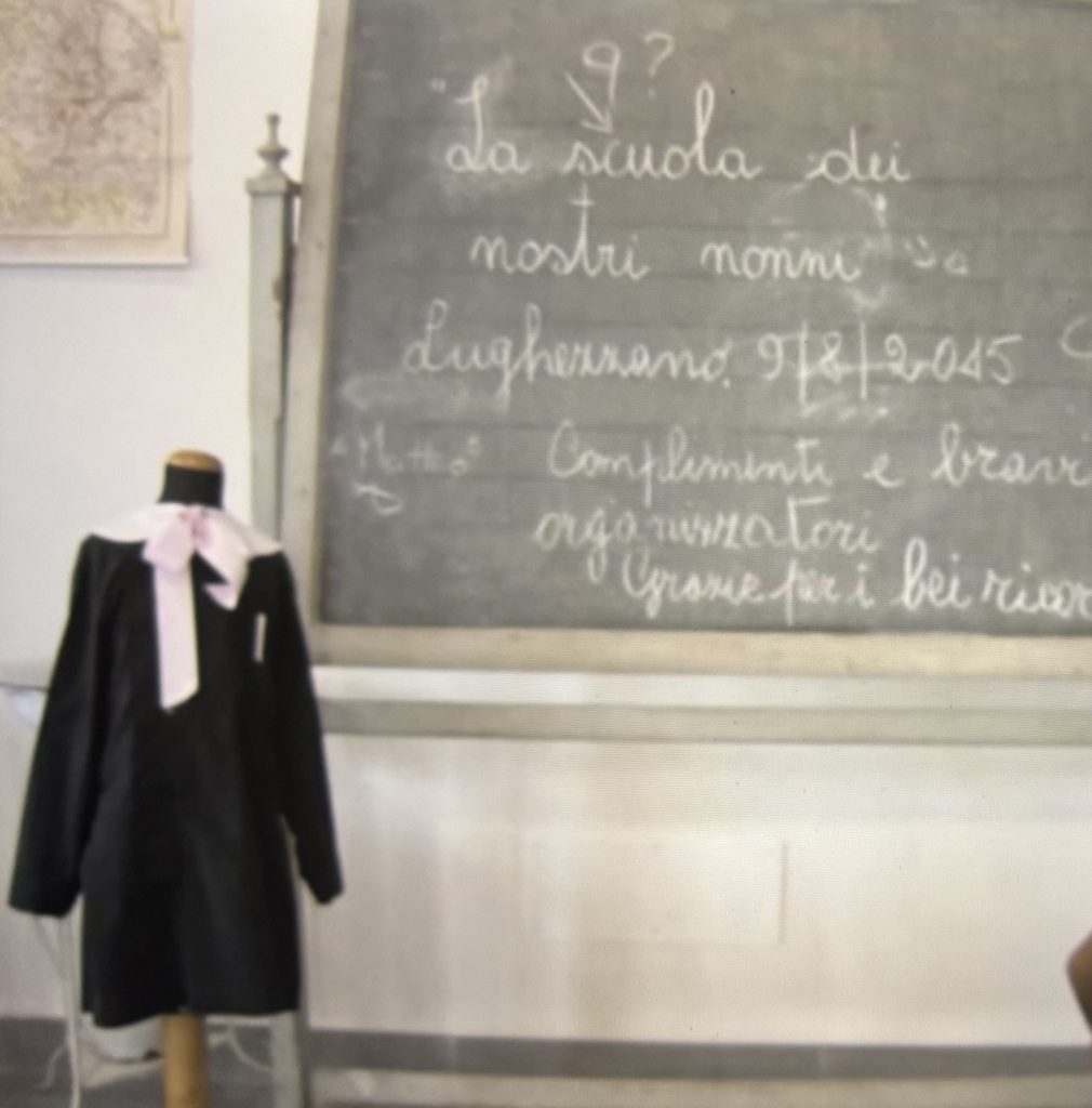 Immagine dell’uniforme da Balilla che era stata esposta nell'ex museo di Lughezzano