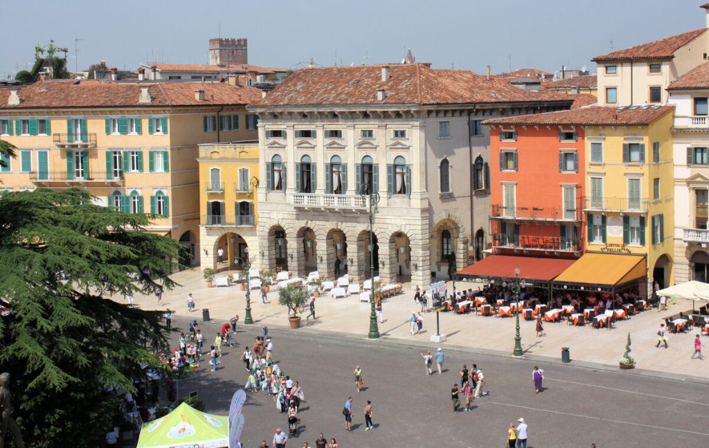 Palazzo Sparavieri, al centro, progettato da Michele Sanmicheli.
Veduta da Piazza Bra
