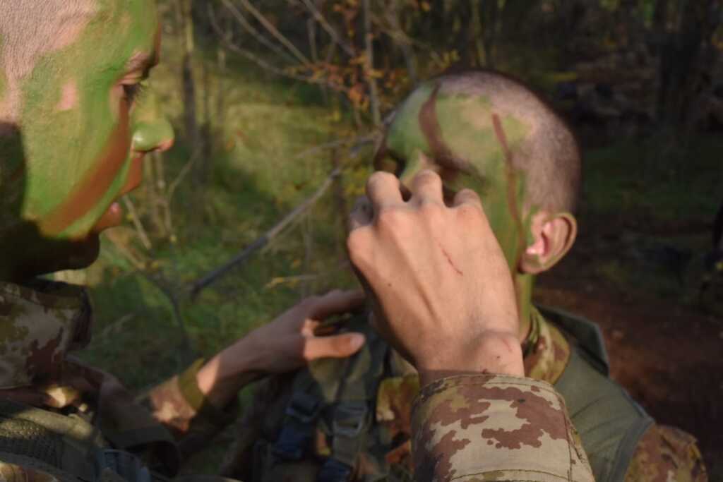 Volontari in Ferma Iniziale praticano la mimetizzazione del viso con apposite creme di mascheramento