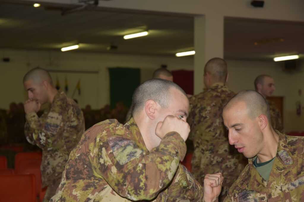 Volontari affrontano l'addestramento militare
