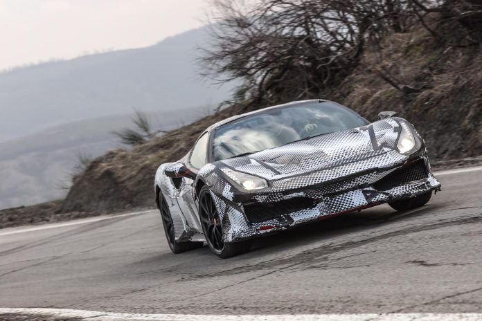 Prototipo camuffato Ferrari, auto da corsa