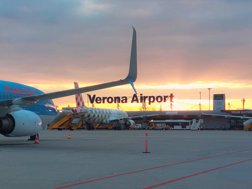 aeroporto di Verona Valerio Catullo al tramonto visto dalla pista di atterraggio