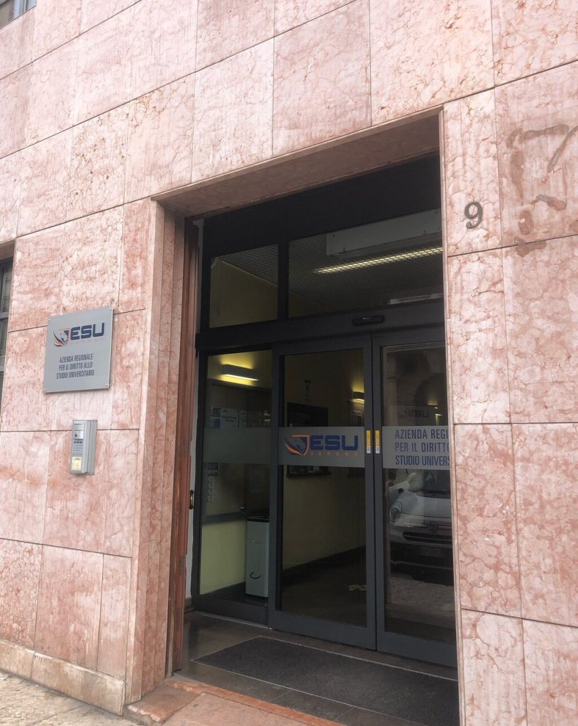 La foto ritrae l'entrata dell'ESU Verona