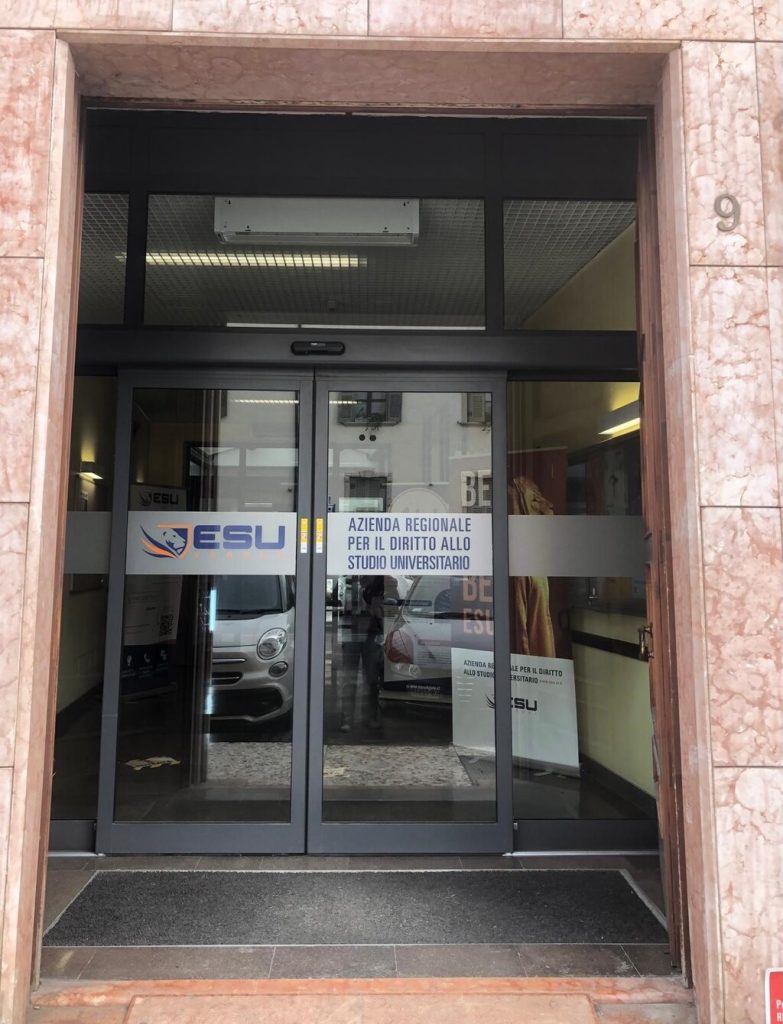 L'entrata del palazzo dove si trova la sede dell'ESU