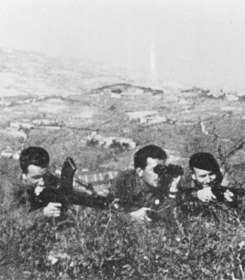 Immagine di alcuni Partigiani mentre si nascondevano