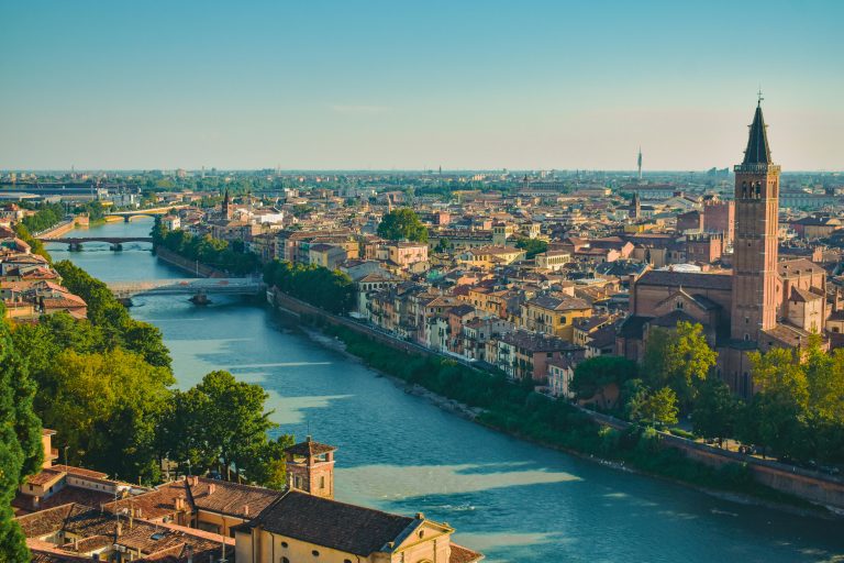 La trasformazione del centro storico di Verona: abitanti in fuga e boom turistico