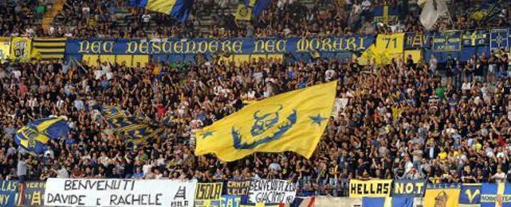 Curva Sud dell'Hellas Verona mentre stende la bandiera "infernale"