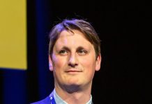 Malattie reumatiche e ricerca scientifica, ce ne parla il dottor G. Adami Foto del Dott.Adami in un congresso