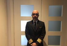 Tra le nuvole: la vita di un pilota Il comandante Emanuele Albertini in posa in divisa da pilota