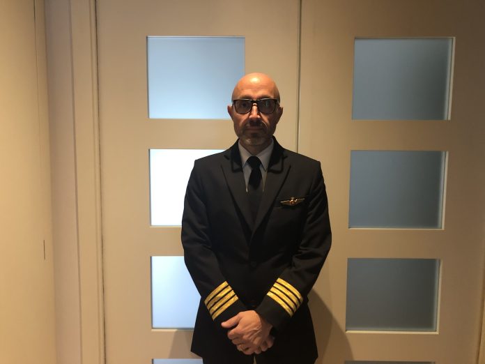 Il comandante Emanuele Albertini in posa in divisa da pilota