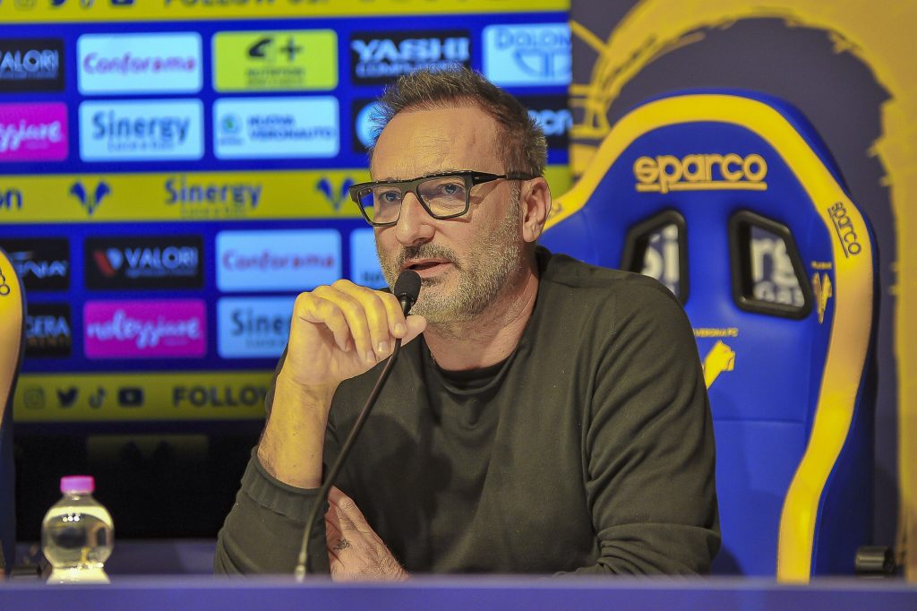 Maurizio Setti mentre parla al microfono nella sala stampa dell'Hellas Verona