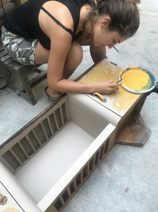 Immagine di persona che dipinge durante un laboratorio