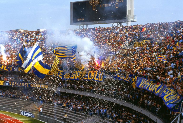 Stadio Bentegodi in festa per celebrare la vittoria dello scudetto nella stagione 1984/85